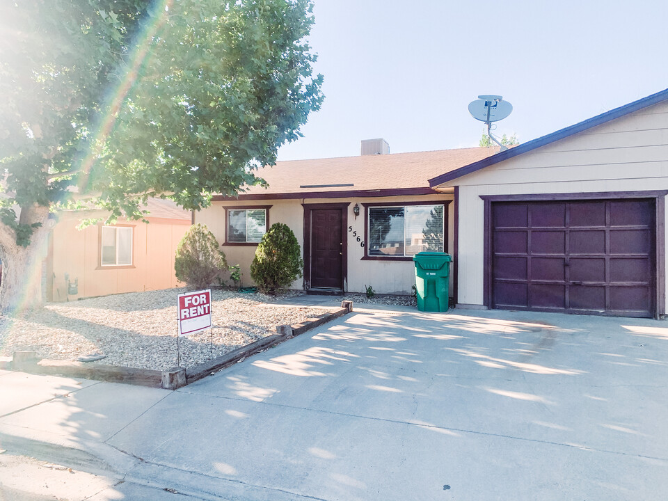 5566 Sagebrush St in Farmington, NM - Building Photo