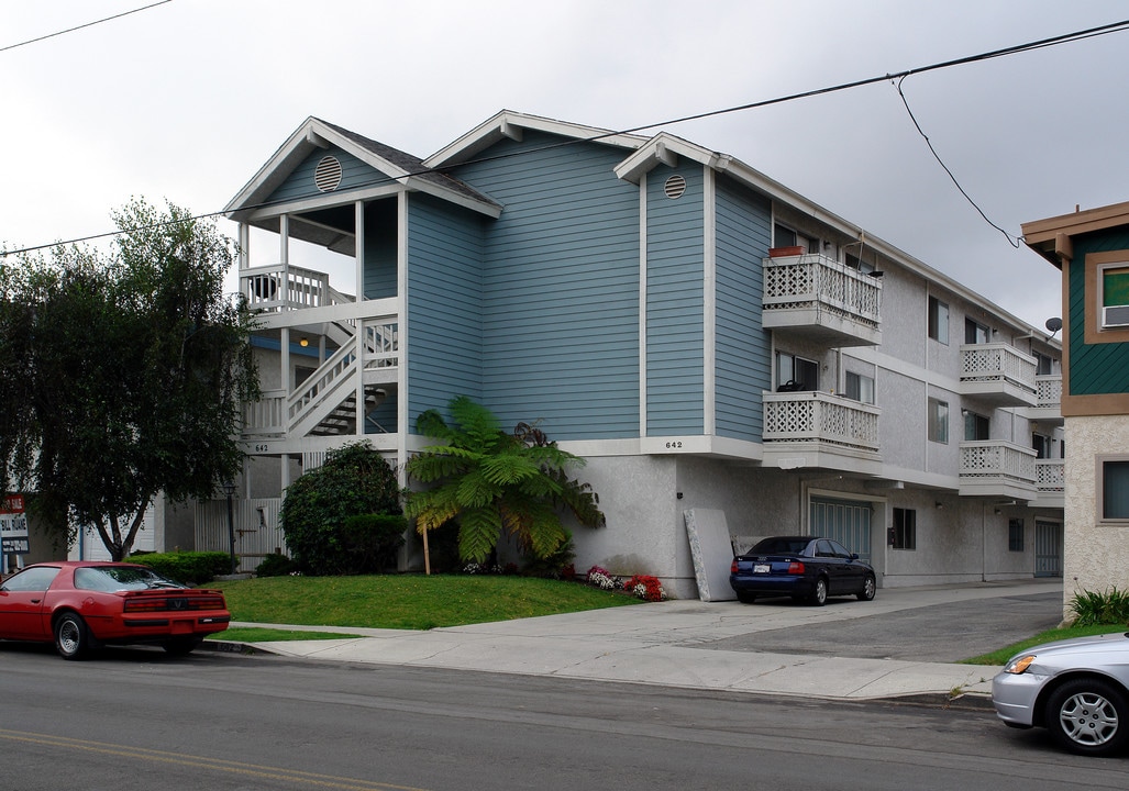 642 W Imperial Ave in El Segundo, CA - Building Photo