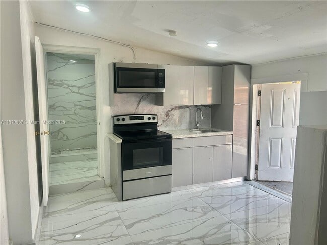 6660 Johnson St in Hollywood, FL - Building Photo - Building Photo