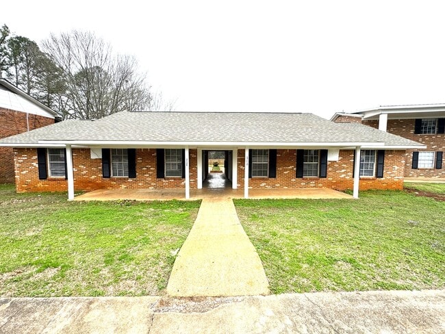 208 Cloverleaf Dr