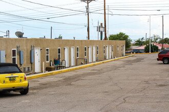 5609-5613 Central Ave NW in Albuquerque, NM - Building Photo - Building Photo