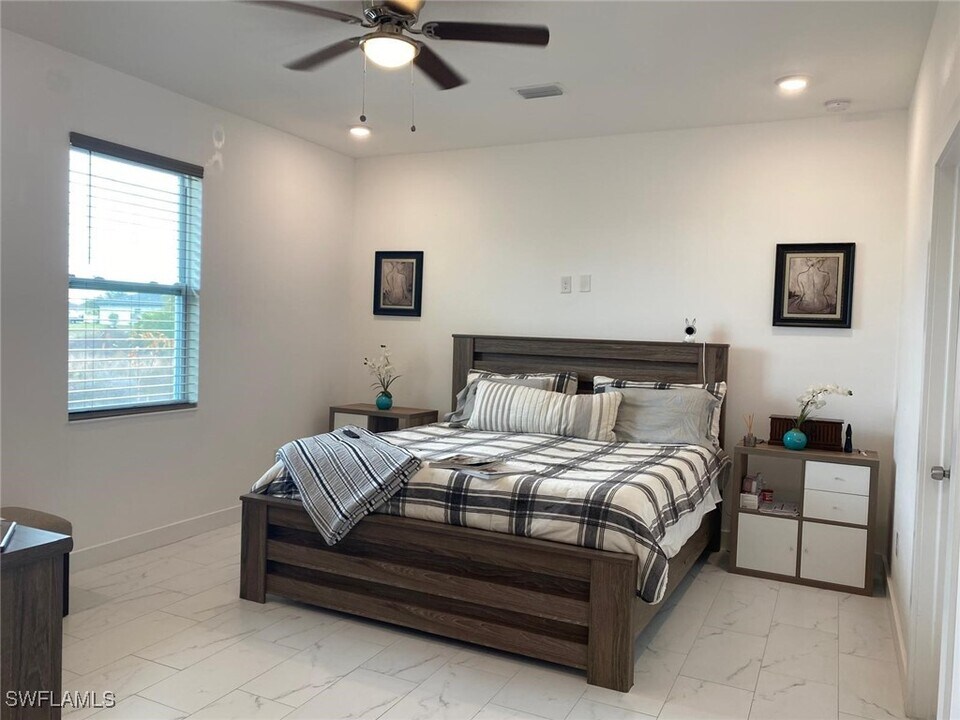 5039 Benton St in Lehigh Acres, FL - Foto de edificio