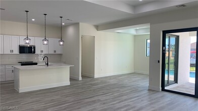 3720 SW 1st Terrace in Cape Coral, FL - Foto de edificio - Building Photo