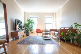 434 W Roscoe St, Unit 4B in Chicago, IL - Building Photo