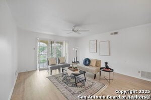 8702 Village Dr in San Antonio, TX - Foto de edificio