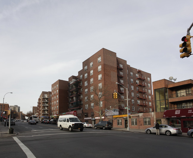 136-04 Main St in Flushing, NY - Foto de edificio - Building Photo