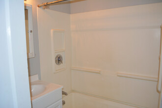 63 Freeman St, Unit 2 in Arlington, MA - Foto de edificio - Building Photo