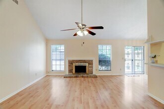 12038 Flaxen Dr in Houston, TX - Foto de edificio - Building Photo
