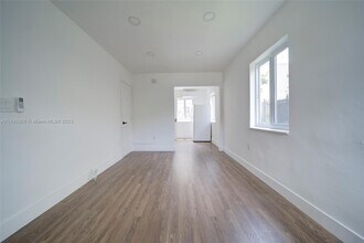1745 NW 1st Pl-Unit -6 in Miami, FL - Building Photo - Building Photo