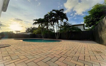 15813 SW 140th St in Miami, FL - Building Photo - Building Photo