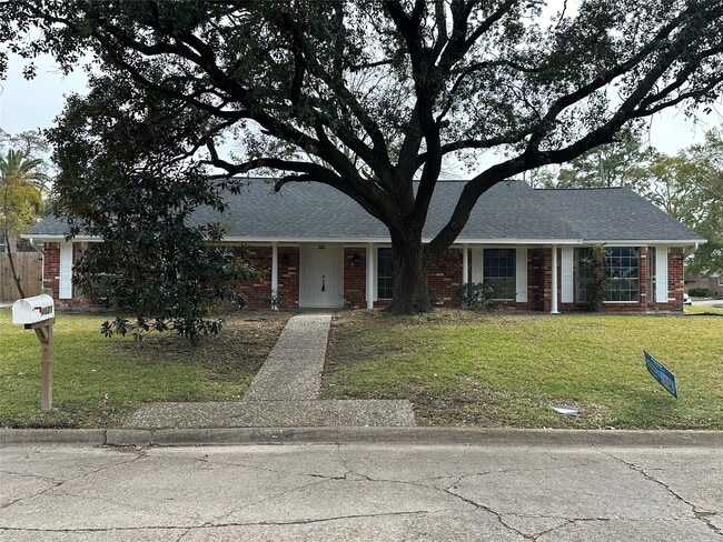 4821 Burning Tree Dr in Baytown, TX - Building Photo - Building Photo