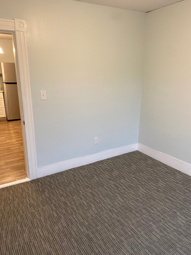 114 Hampson St, Unit 1st floor in Dracut, MA - Foto de edificio - Building Photo