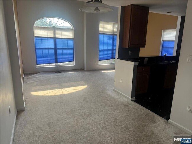 125 Riverwalk Way, Unit B014 in Clifton, NJ - Building Photo - Building Photo