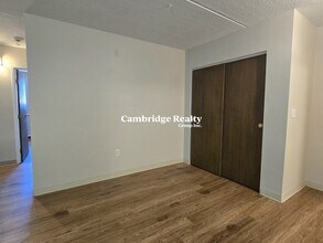 302 Lowell St, Unit 1B in Somerville, MA - Building Photo - Building Photo