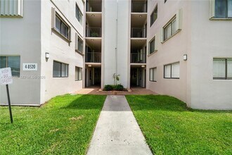 8520 SW 133rd Avenue Rd, Unit 323 in Miami, FL - Foto de edificio - Building Photo