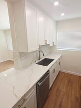 561 E Orange Grove Ave, Unit D in Burbank, CA - Building Photo - Building Photo