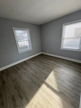 1936 Tudor St in Cuyahoga Falls, OH - Foto de edificio - Building Photo