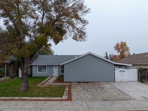 9855 Douglas Ave, Unit A in Delhi, CA - Foto de edificio - Building Photo