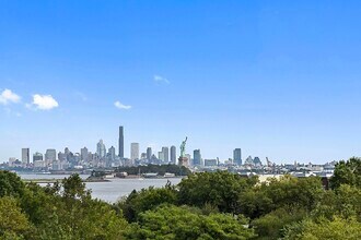 30 Freedom Way in Jersey City, NJ - Foto de edificio - Building Photo