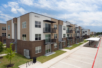 Resia Hutto Square in Hutto, TX - Foto de edificio - Building Photo