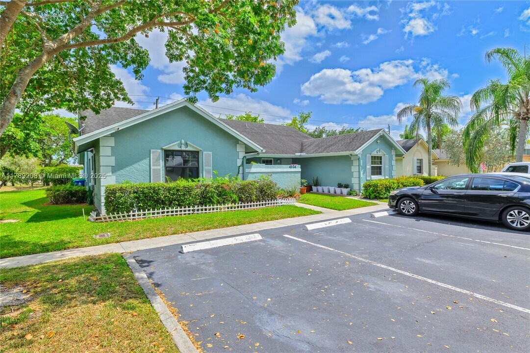 4332 NW 120th Ln in Sunrise, FL - Building Photo