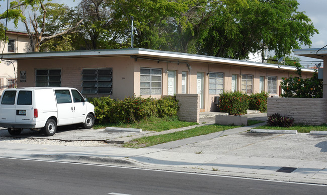 Llanes Apartments in Miami, FL - Building Photo - Building Photo