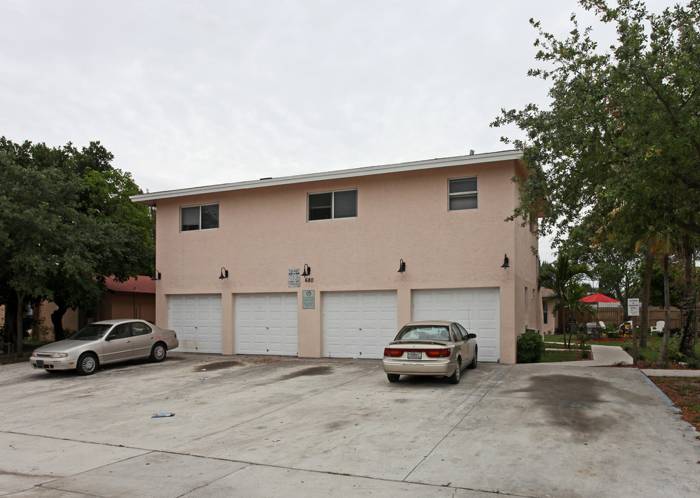 680 SW 7th St in Pompano Beach, FL - Building Photo