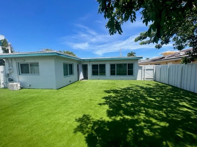4237 Bougainvilla Dr-Unit -HM-4233 Bougainvilla Drive in Lauderdale-by-the-Sea, FL - Foto de edificio - Building Photo