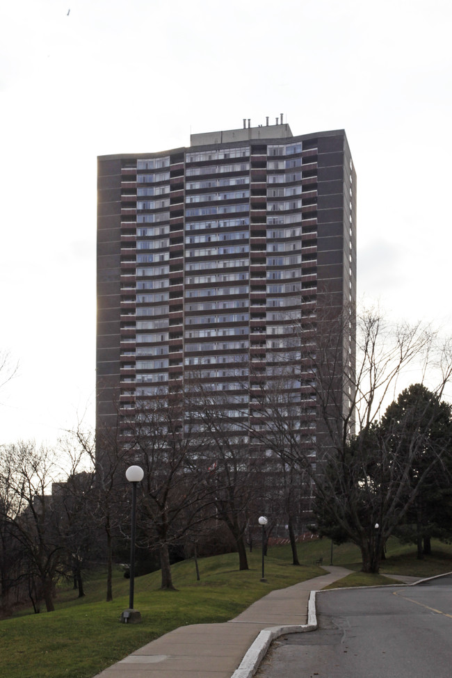 3100 Kirwin Ave in Mississauga, ON - Building Photo - Building Photo