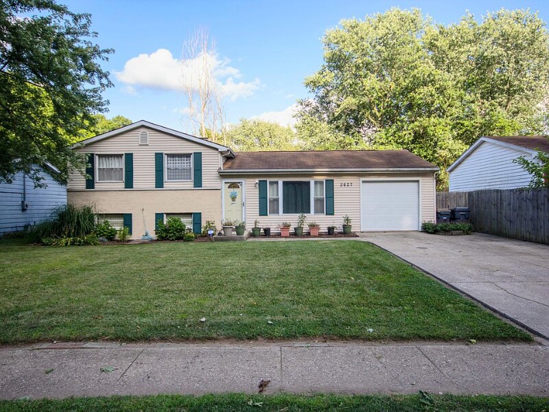 5627 S Sprinkle Rd in Portage, MI - Foto de edificio