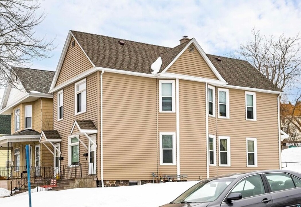 329 E 6th St in Duluth, MN - Foto de edificio
