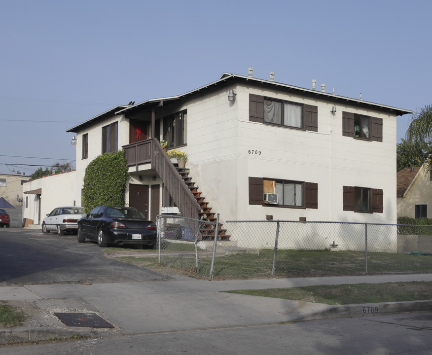 6709 Lemp Ave in North Hollywood, CA - Foto de edificio