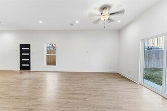 2217 Lee St in Houston, TX - Building Photo - Building Photo