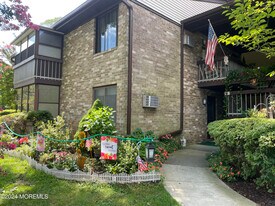 175 Amberly Dr in Englishtown, NJ - Building Photo