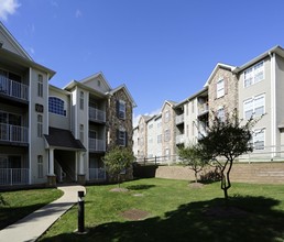 Camelot at Woodfield in Hackettstown, NJ - Building Photo - Building Photo