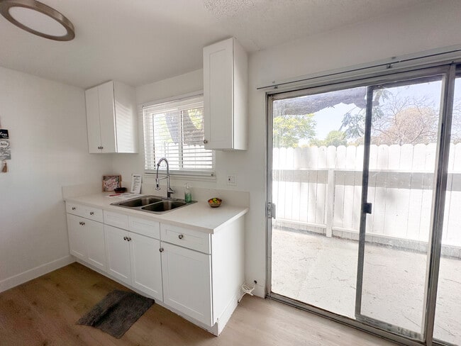 8332 Zelzah Ave, Unit 5 in Northridge, CA - Building Photo - Building Photo
