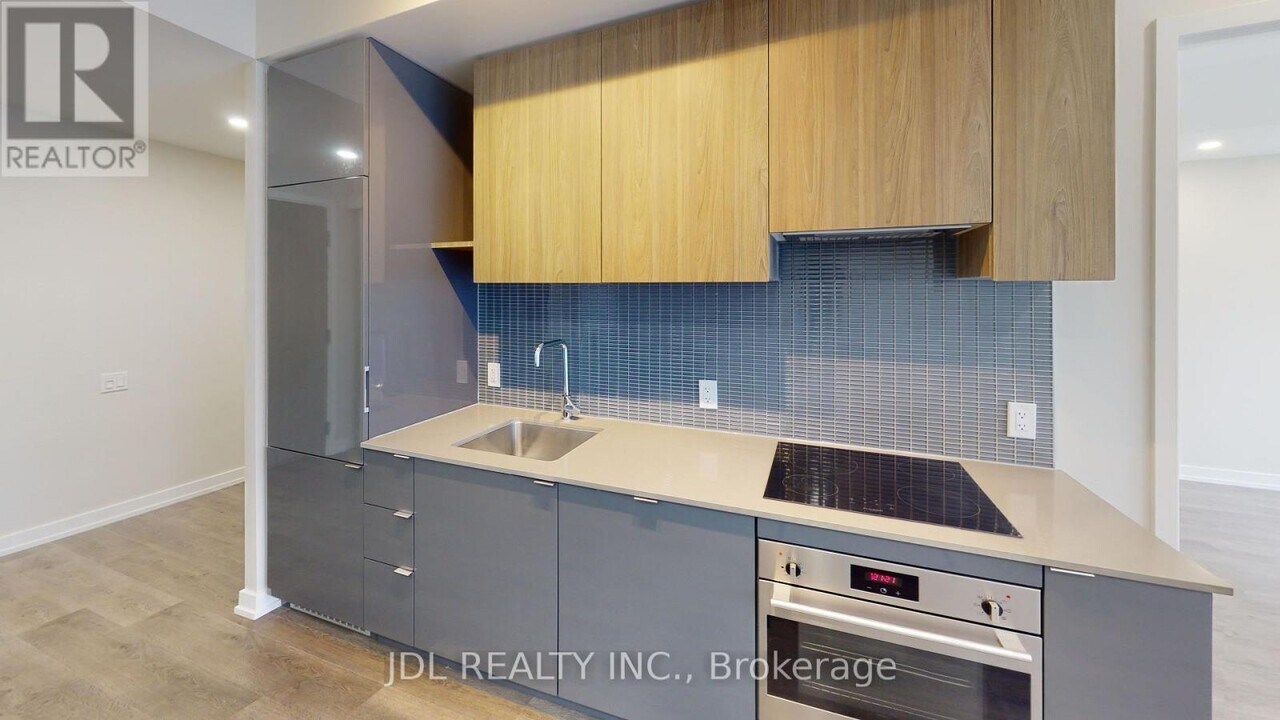 161 Roehampton Ave in Toronto, ON - Building Photo