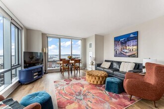 25 Christopher Columbus Dr in Jersey City, NJ - Foto de edificio - Building Photo