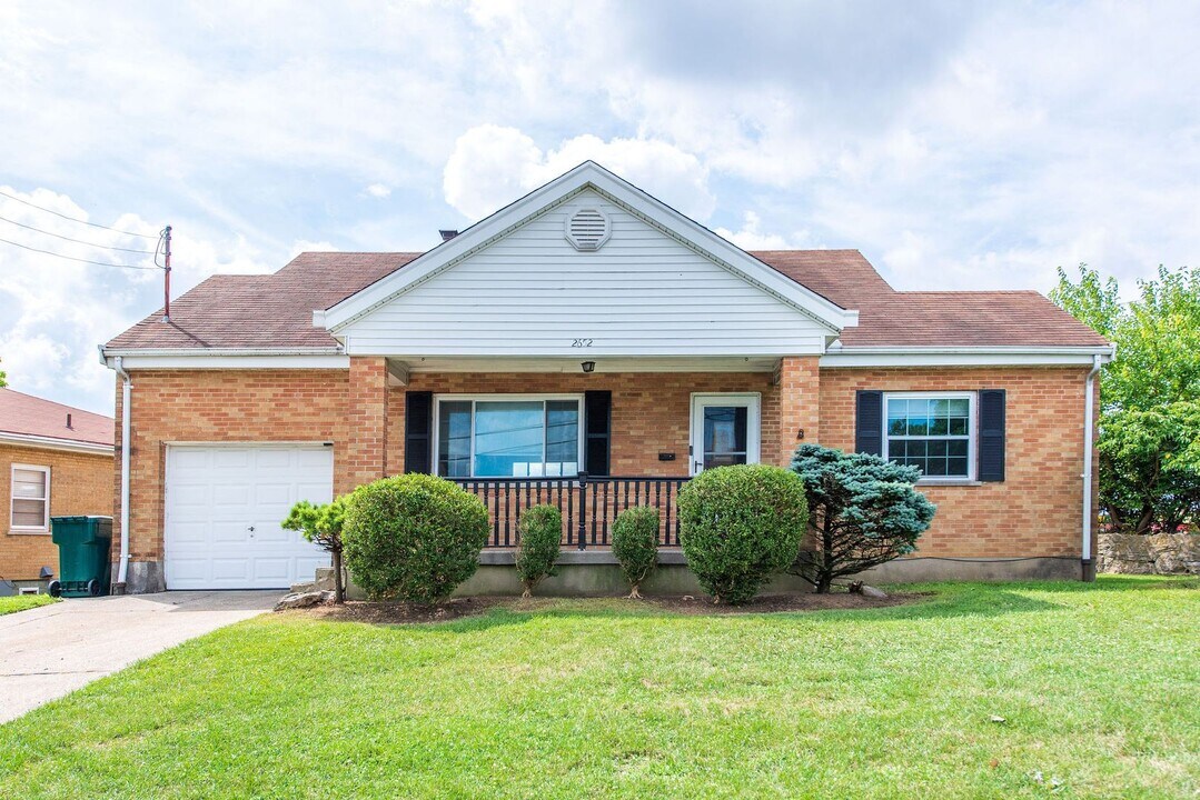 2652 Mountville Dr in Cincinnati, OH - Building Photo