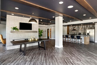 Axle Apartments in Fridley, MN - Foto de edificio - Building Photo