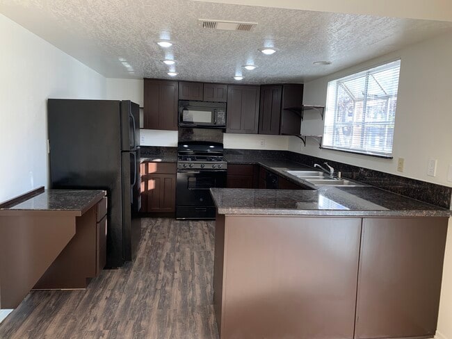 5957 Mirror Lake Dr in Las Vegas, NV - Building Photo - Building Photo
