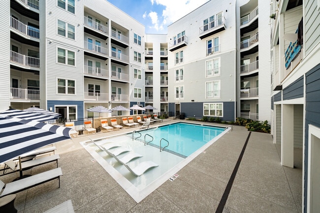 Apex Marathon Village in Nashville, TN - Foto de edificio - Building Photo