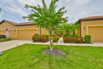 5706 Eden Falls Pl in Apollo Beach, FL - Foto de edificio - Building Photo