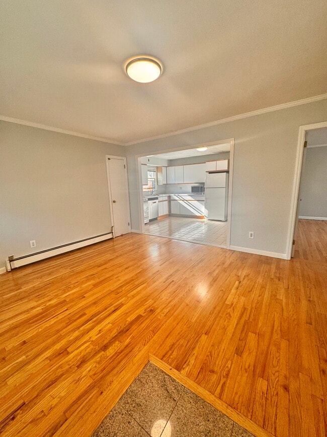 44 Valentine St, Unit Apt #1 in Glen Cove, NY - Foto de edificio - Building Photo