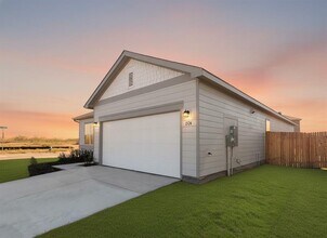 1524 Morris Lp in San Marcos, TX - Building Photo - Building Photo