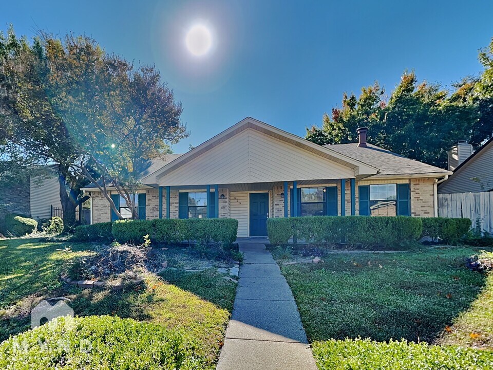 325 Hemlock Dr in Grand Prairie, TX - Foto de edificio
