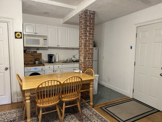 318 Tappan St, Unit A in Brookline, MA - Foto de edificio - Building Photo
