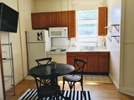 2002 Maple Ave, Unit 2F in Evanston, IL - Building Photo