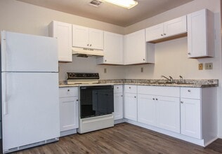 8460 E Lakeshore Dr in Prescott Valley, AZ - Building Photo - Building Photo