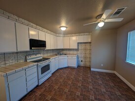 930 E Linwood Ave in Turlock, CA - Building Photo